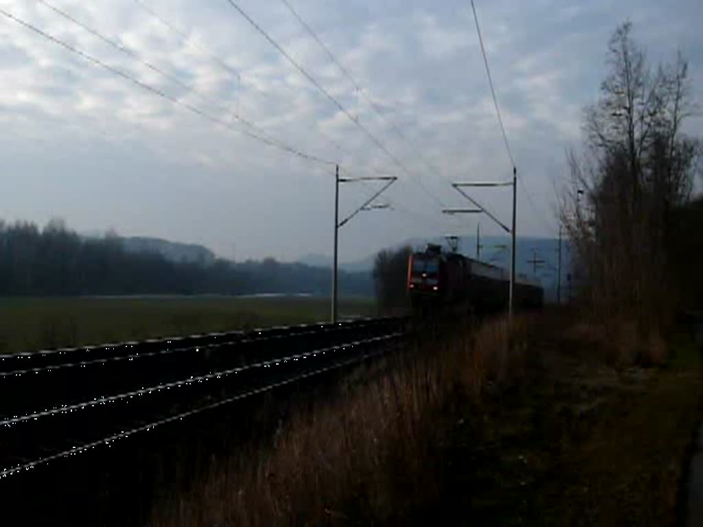 Mit hoher oder sogar Hchstgeschwindigkeit rast eine RB auf den Endbahnhof Saalfeld (Saale) zu. (04.02.2009)