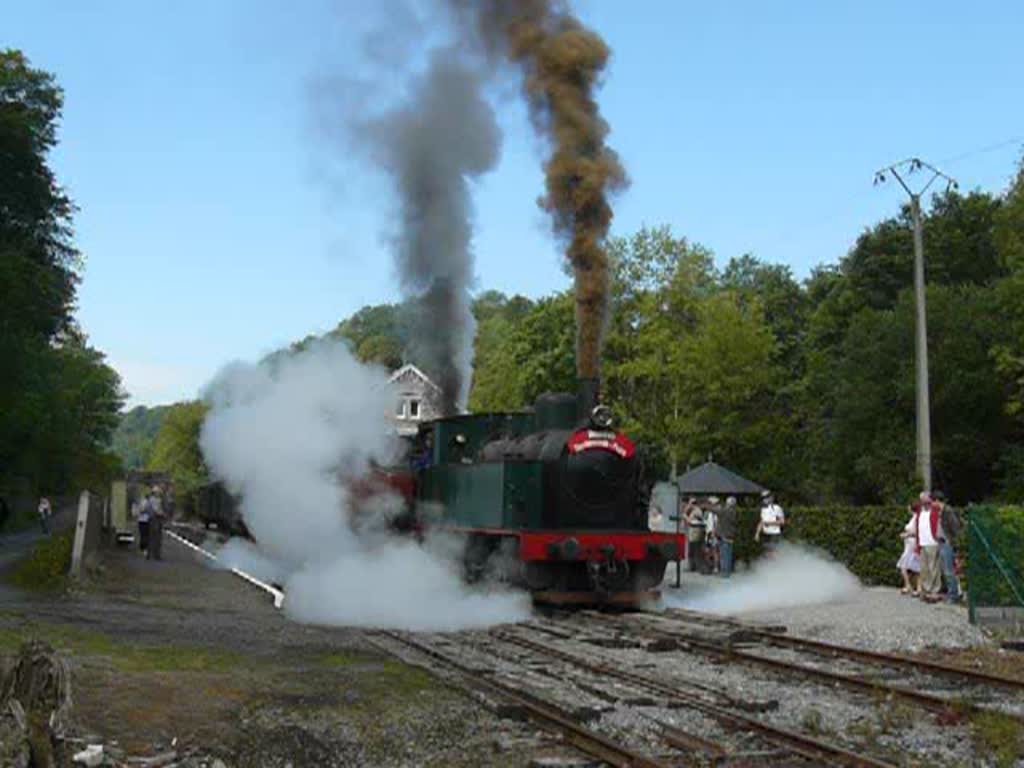 Mit krftigem Dampfaussto verlassen die Lok Helena vom Verein  Stoomtrein Dendermonde Puurs  und die TKH 5387 vom Verein Stoomcentrum  Maldegem  am 14.08 mit ihrem Museumszug den Bahnhof Dorinne Durnal in Richtung Spontin. Diese beiden Loks pendelten mit anderen Artgenossen an dem Wochenende vom 14. und 15.08 zwischen Ciney und Purnode.