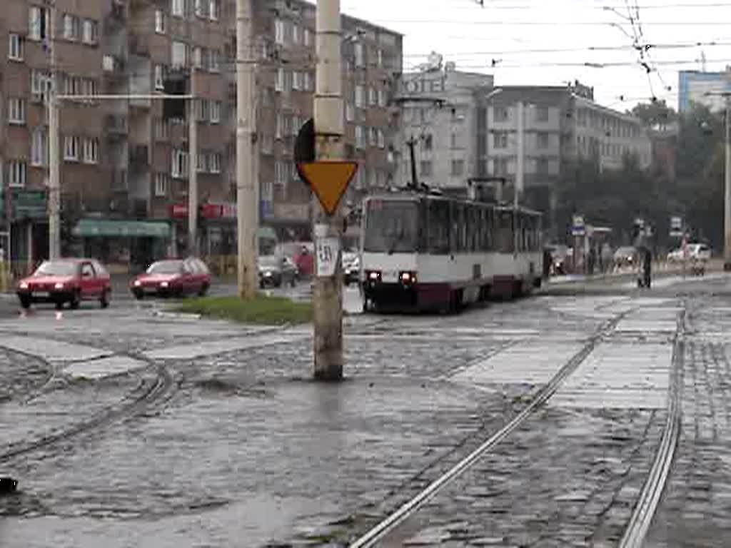 Mit leichten Bedenken fhrt eine Straenbahn ber eine Kreuzung in Szczecin. Aufgenommen im August 07'.