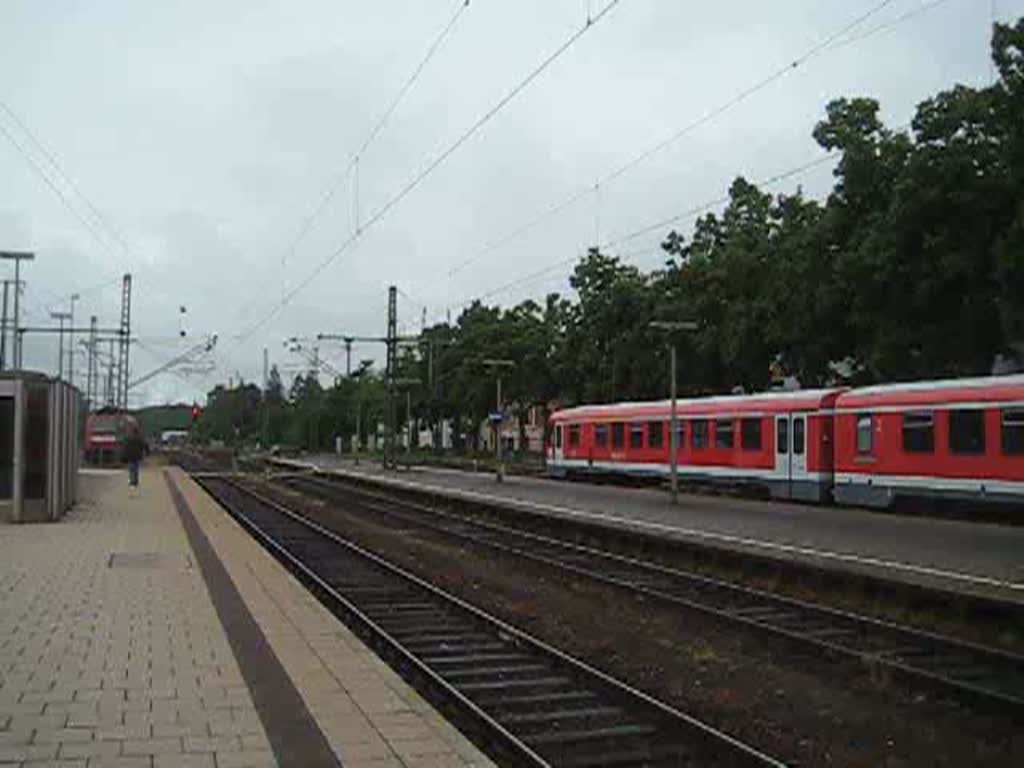 Mit Schssen wird der Taufzug 403 015 in Singen Hohentwiel am 7. Juni 2008 begrt.