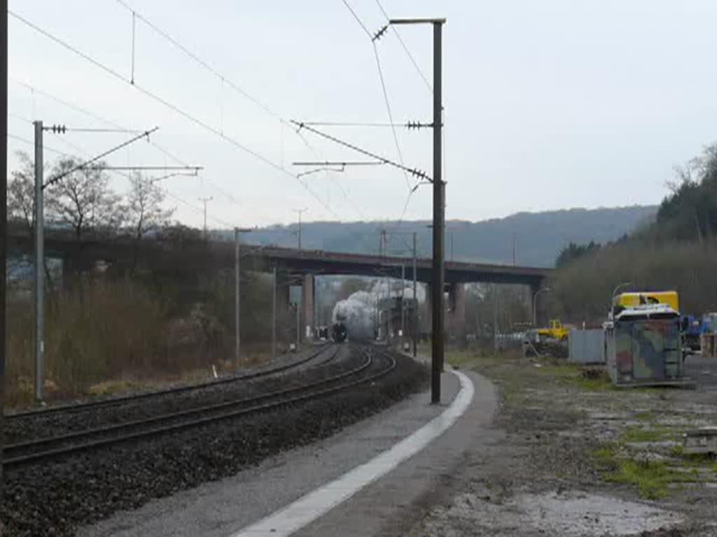 Mit einer starken Rauchfahne fhrt Dampflok 5519 in der Nhe von Colmar-Berg in Richtung Mersch an mir vorbei. 14.12.2008