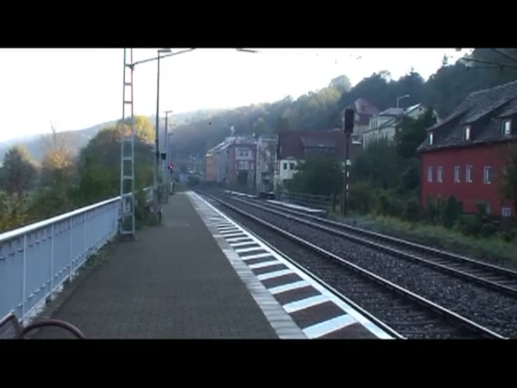 Mit der tschechischen 371 005-0 durcheilt ein EC am 23.10.2011 den Bahnhof Knigstein.