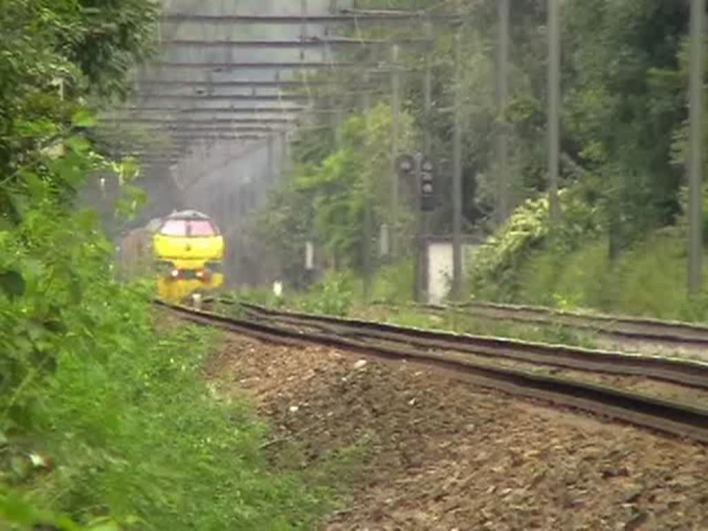 Mit viel Dampfausstoss und dem ihnen so typischen Sound arbeiten sich 5537 und Schwesterlok die Steigung bei Warsage hoch in Richtung Montzen. Das Video entstand am 06/09/2008.