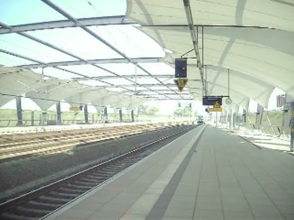 Mittedeutsche Regiobahn, Einfahrt am Bahnhof Flughafen Leipzig/Halle.
23.04.11