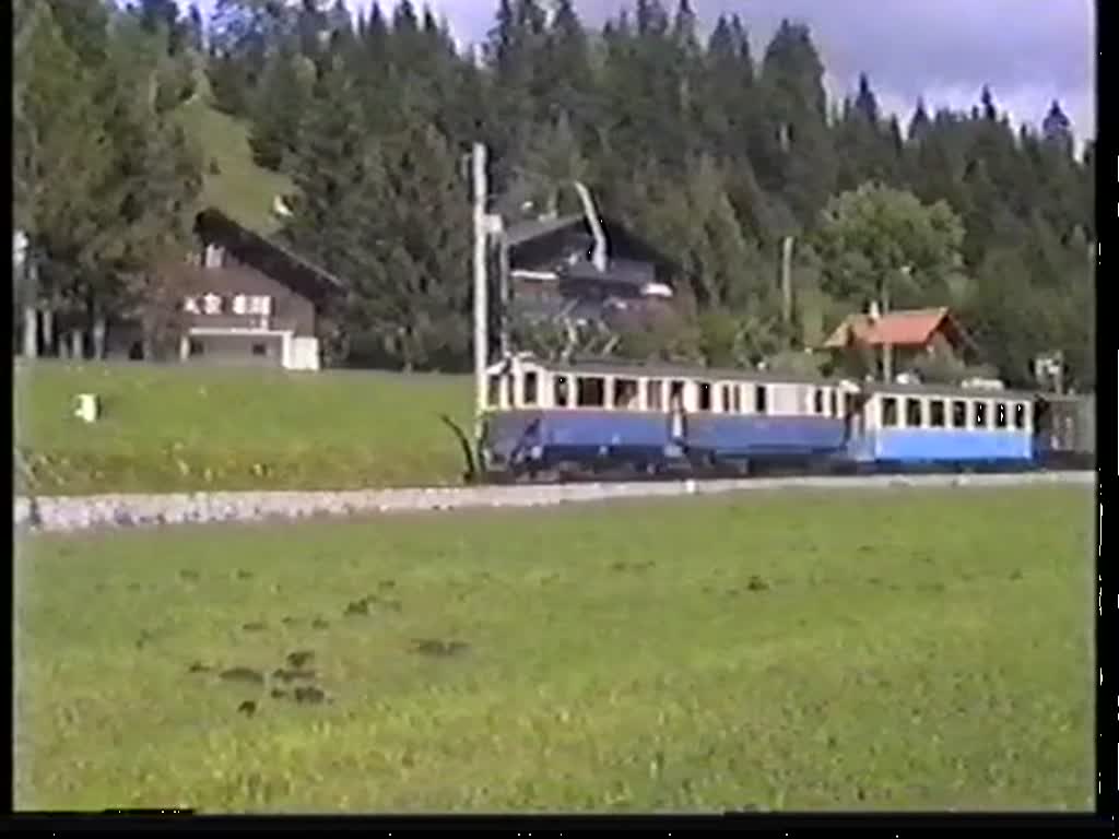 MOB BDe 4/4 Nr. 27 ist am 30. September 1992 zwischen Saanenmöser und Gstaad unterwegs.