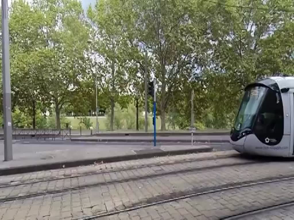 Montpellier. Ein Universalersatztriebwagen für alle Linien vom Typ Alstom Citadis 402 in schwarzer Ausführung fährt hier auf der Linie 3. Für eine bestimmte Zeit ist er weiss mit Aufschriften die jeder hier entdecken kann. 17.09.2016