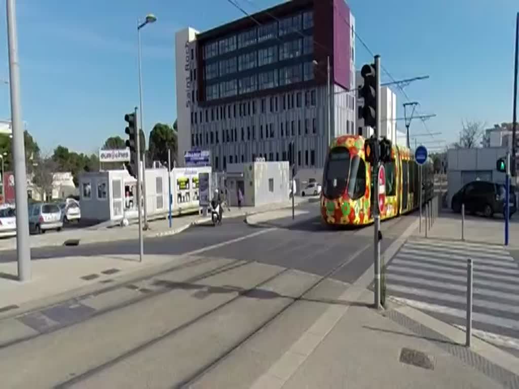 Montpellier, Straßenbahn, Triebwagen der Linie 2 im Stadtviertel SABINES am 02.03.2016