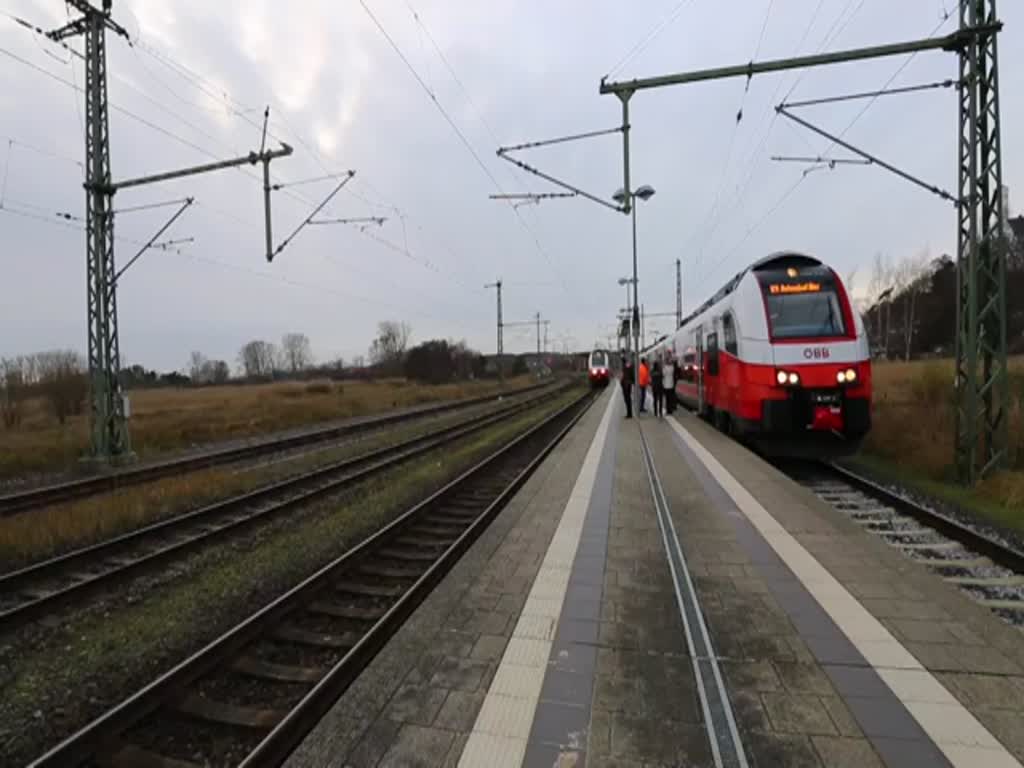 Nach der Ausfahrt zweier ÖBB Cityjet durchfährt die RAILSYSTEMSRP GMBH Lok 218 319 mit zwei Loks zur Abstellung in Mukran den Bahnhof Lietzow. - 16.12.2019