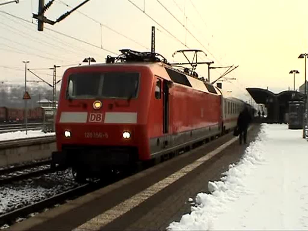 Nach dem Personalwechsel in Saalfeld (Saale) hat der weihnachtliche IC 2806 ca. 50 Minuten Verspätung. Er fuhr anstelle des ICE 1208 nach Berlin Gesundbrunnen und wurde von der 120 156-5 gezogen. In etwa zeitgleich verlässt auch ein Desiro als RB nach Leipzig Hbf den Bahnhof. (24.12.2009)