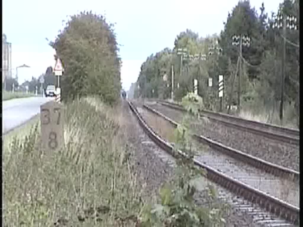 Nach einer Odyssee von Viersen nach Kln und weiter ber Aachen nach Morsenet, Mnchengladbach, Krefeld und Neuss fhrt 01 118 mit ihrem Zug ber die Erftbahn von Kapellen nach Grevenbroich. Von klassischer Schnheit sind die Telegraphenmasten an dieser Strecke. Zweigleisig in diesem Abschnitt mit dem flair der 50iger Jahre.