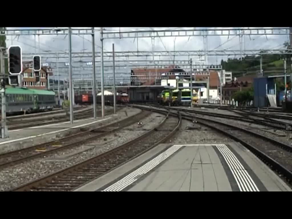 Nachdem der 29.06.2013 total ins Wasser fiel ist Ae 6/8 205 am 30.06.2013 nun bei strahlendem Sonnenschein zum Jubifest nach Frutigen unterwegs. Hier bei der Einfahrt in Spiez.