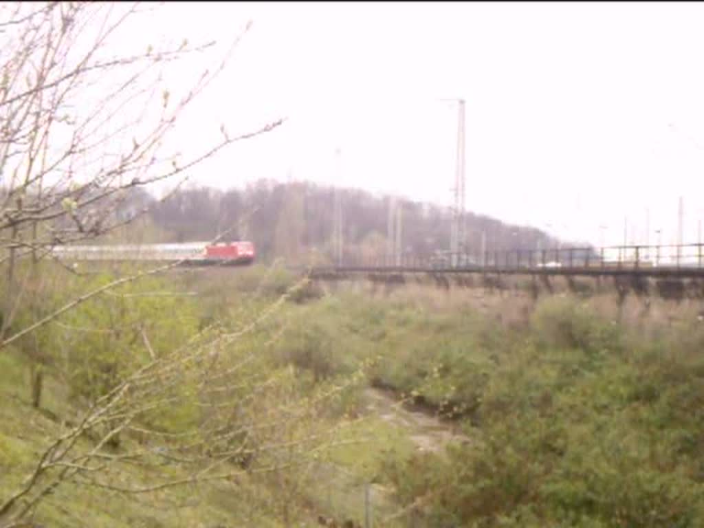 Nanu? Wo ist der Metropolitan abgeblieben? IC 1811 aus Stuttgart nach Kln Hbf fhrt anstatt mit der ex Met-Garnitur mit Ersatzgarnitur aus mehreren 1.Klasse IC-Wagen und Sandwich Br 120 am Klner Bbf vorbei. 27.03.08