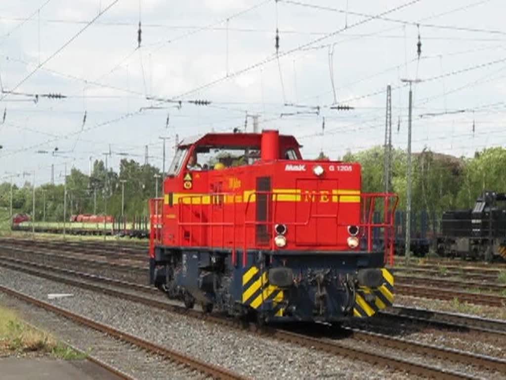 NE VI (G 1205) bringt am 26. Mai 2011 Rohre nach Dsseldorg-Rath und fhrt leer zurck.