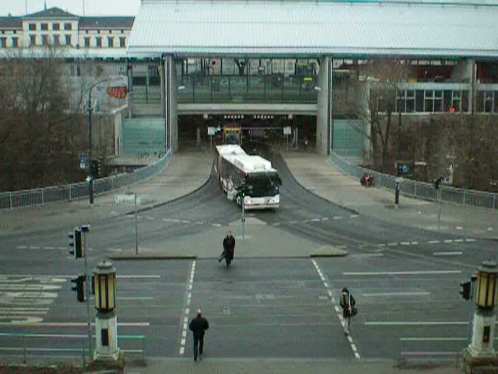 Neoplan Gelenkbus, und MGT6D biegen zur Ihrem Fahrtziel ab.Erfurt,Februar 09, Videolnge 0:17 Min.