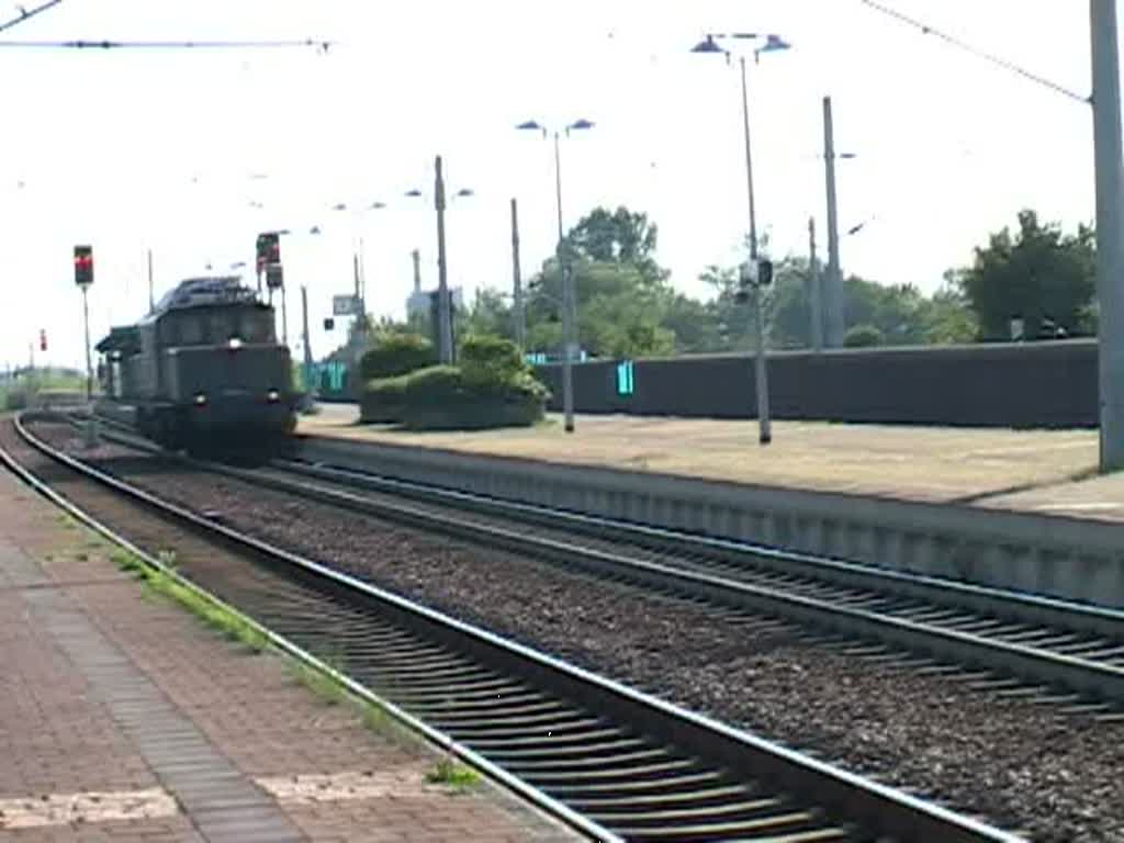 Nicht besonders gelungen (Zoom, Standort)... ich teile das Video aber dennoch gerne mit euch ;-) Von der Durchfahrt eines Krokodils (BR 194-051 9) an einem Werktag im Bahnhof Achern (Baden) wurde ich so berrascht, dass ich nur mit Mhe meinen Camcorder auf die Schnelle aus dem Stand-By Modus habe wecken knnen. Hier die Durchfahrt vom 18. August 2009 kurz vor 18 Uhr Richtung Norden.