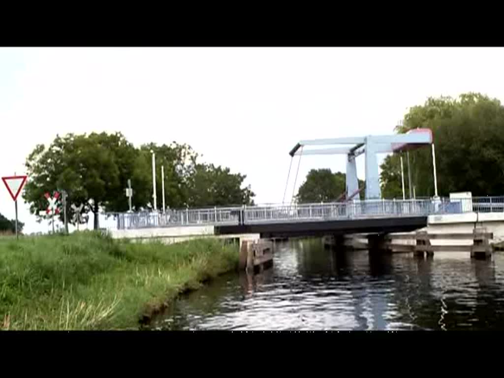 Nicht nur ich staunte nicht schlecht als die 285 106-6 der ITL als seltener Gast den Ems-Jade-Kanal kurz vor Sande berquerte.31-07-2009

