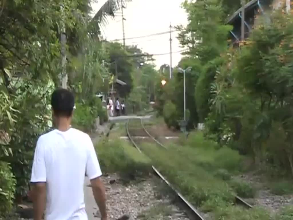 NKF 1206, 1203, 1201 und 1207 fahren am 17.Nov. 2012 als ORD 4306 bei der EK mit der Thanon Wutthakat in Richtung Wongwian Yai.