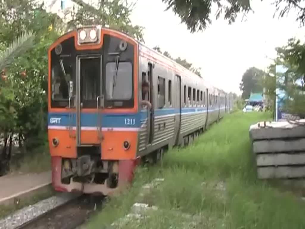 NKF 1211, 1204 und 1208 fahren am 17.Nov. 2012 als ORD 4313 aus der Hst. Ban Khom.