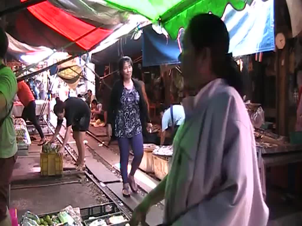 NKF 1216 fährt als ORD 4384 am 21.März 2014 durch den Markt beim Bf. Mae Khlong.