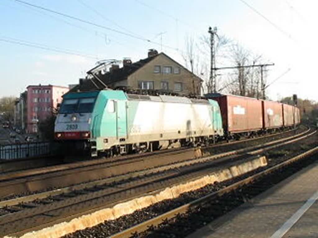 Noch luft der Verkehr zwischen den Werken von Opel in Bochum und Antwerpen. Hier bringt die SNCB 2809 Autoteile zur Montage nach Antwerpen. Der Zug fhrt hier die Strecke zwischen Bochum Nord und Bochum-Riemke und befindet sich in Hhe des Haltepunktes Bochum-Hamme der Glckaufbahn (16. November 2010).