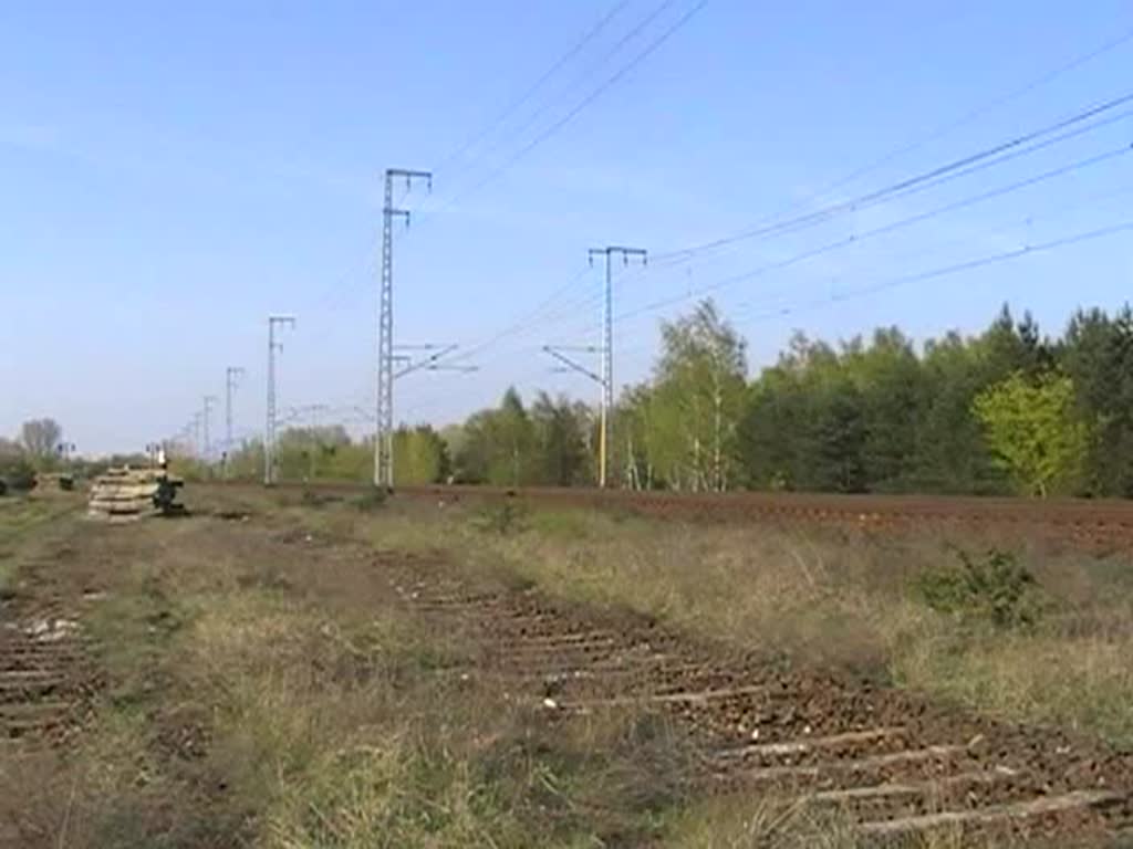 Nochmals 143 658-3 mit dem TEE, diesmal auf der Rckfahrt nach Chemnitz. Berlin Wuhlheide, 13.4.2009