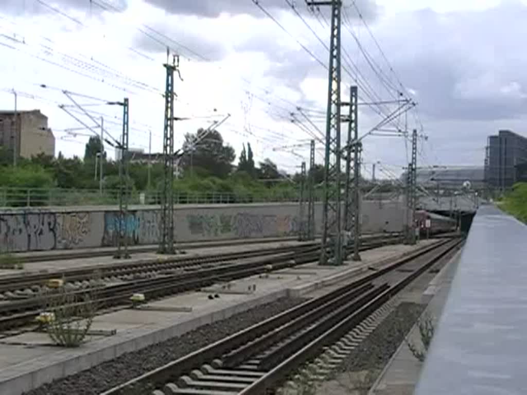 Nordausgang am Berliner Hauptbahnhof - Ausfahrt eines Intercity. 11.7.2009