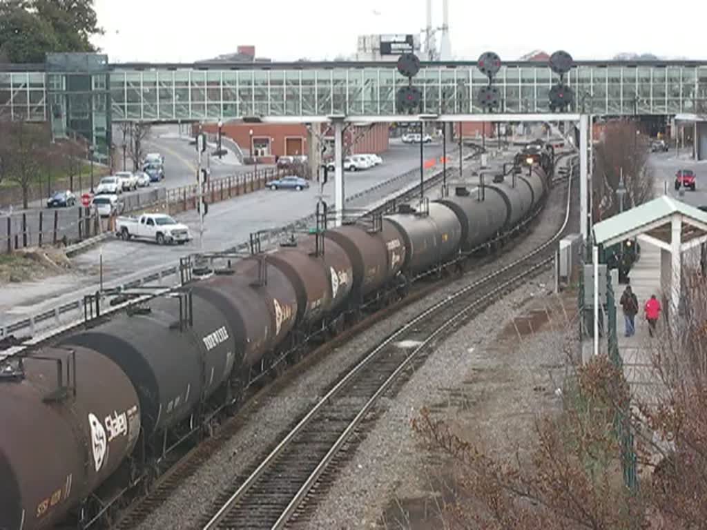 Norfolk Southern C40-9W 6166 mit eine Reihe Kesselwagen in Roanoke Virginia, 15.1.2012.