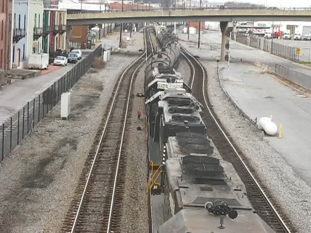 Norfolk Southern C40-9W 6166 mit eine Reihe Kesselwagen in Roanoke Virginia, 15.1.2012.