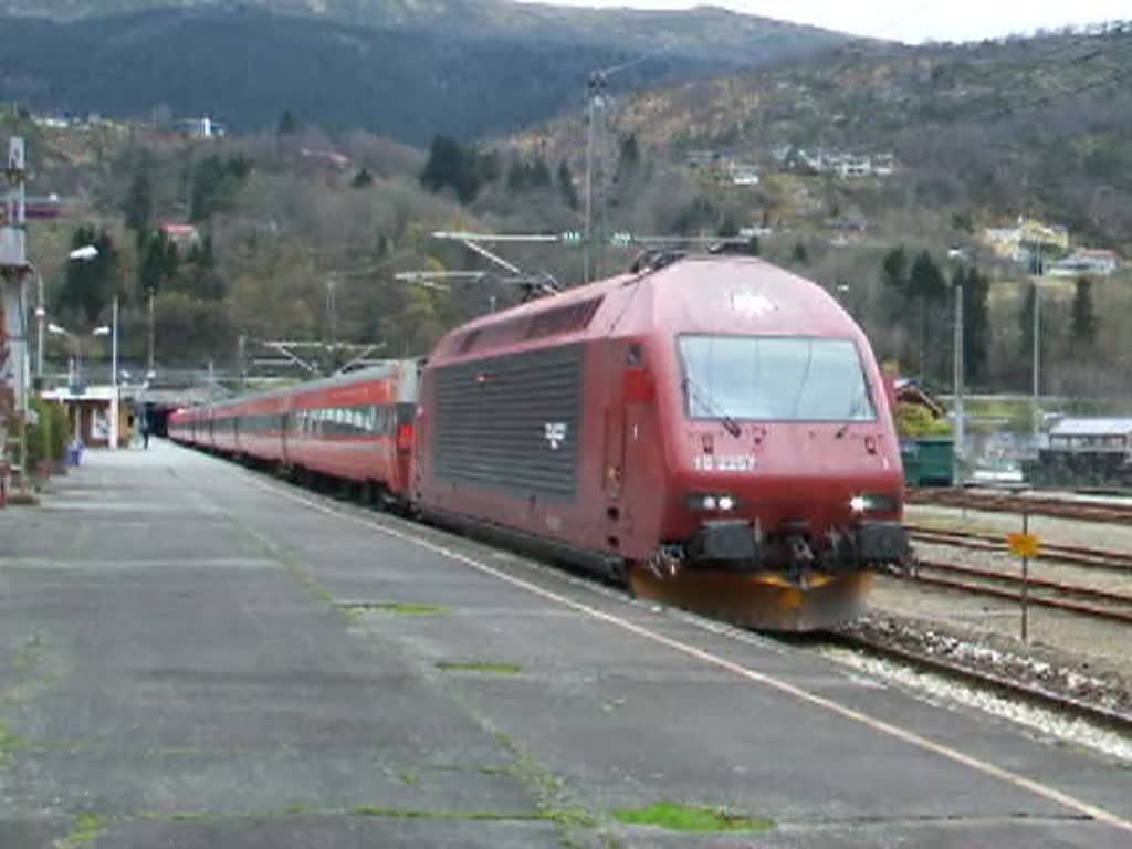 NSB 18 2257 verlsst am 29.10.2011 Arna mit einem Regiontog (IC) in Richtung Voss, Myrdal, Drammen und Oslo S. Leider sind die Windgerusche etwas laut, aber das lsst sich halt leider kaum vermeiden...