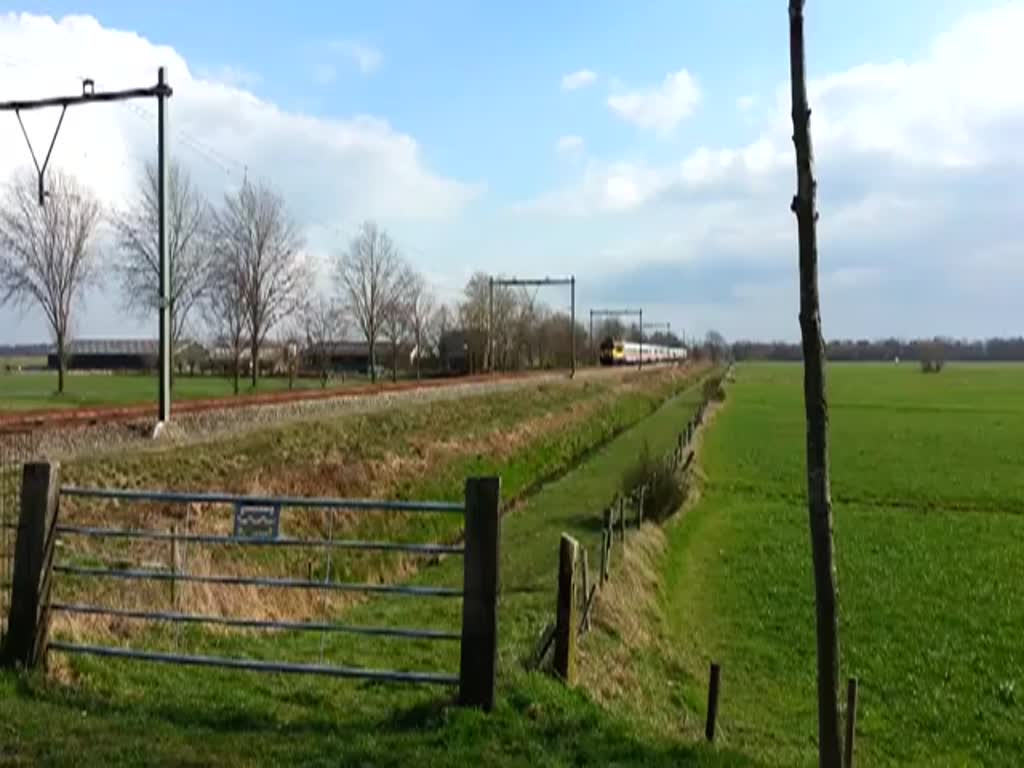 N.S.Lok 1756 rauscht mit ein DB garnitur aus Berlin vorbei nach Schiphol auf die Strecke Amersfoort -Amsterdam bei Soest. 05-03-2014