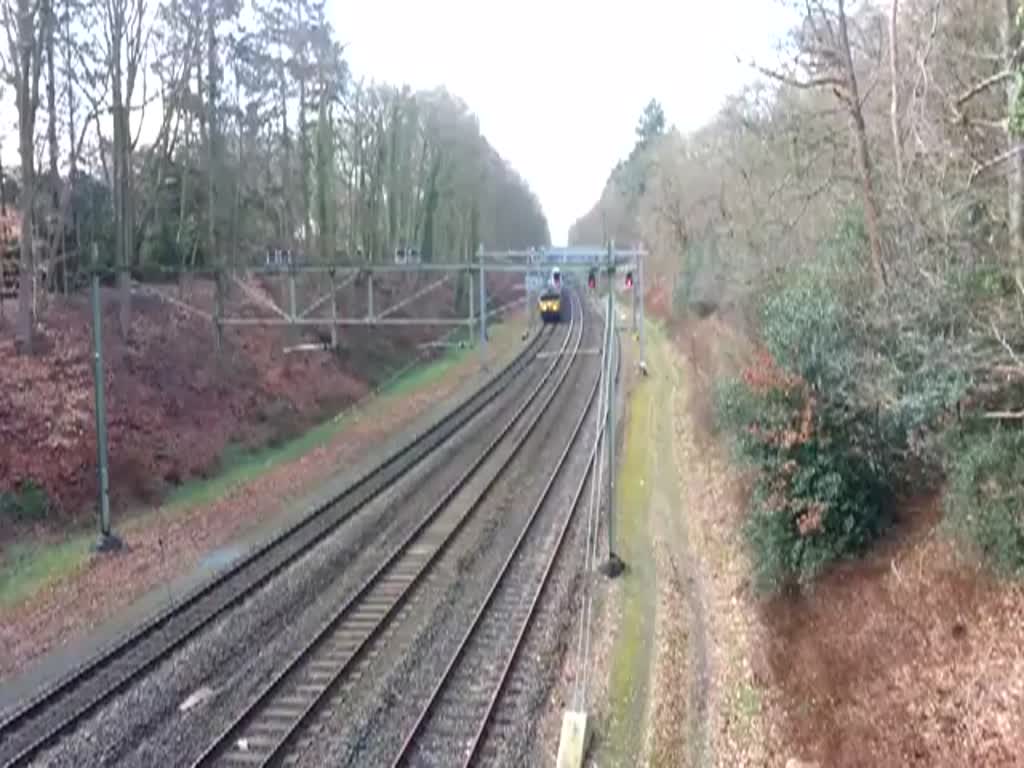 N.S.Lok 1756 zieht ein internationaler Zug von der DB von Schiphol nach Berlin durch den Bahnhof Baarn.26-02-2014