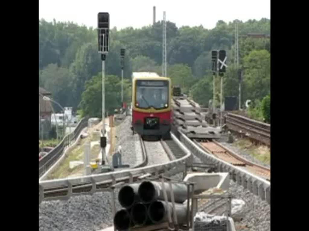 nun ist endlich soweit , der neue Bahnsteig in Berlin Ostkreuz ist fertig. Montag 31.08.09 die ersten S-Bahn rollen ber die neue Gleisanbindung. am 14.09.2009 folgt die Gegenrichtung.