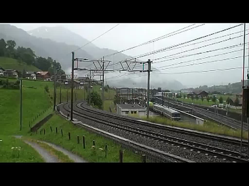 Oberhalb von Frutigen ist am 29.6.2013 die BLS 251 mit einem Extrazug nach Kandersteg unterwegs.