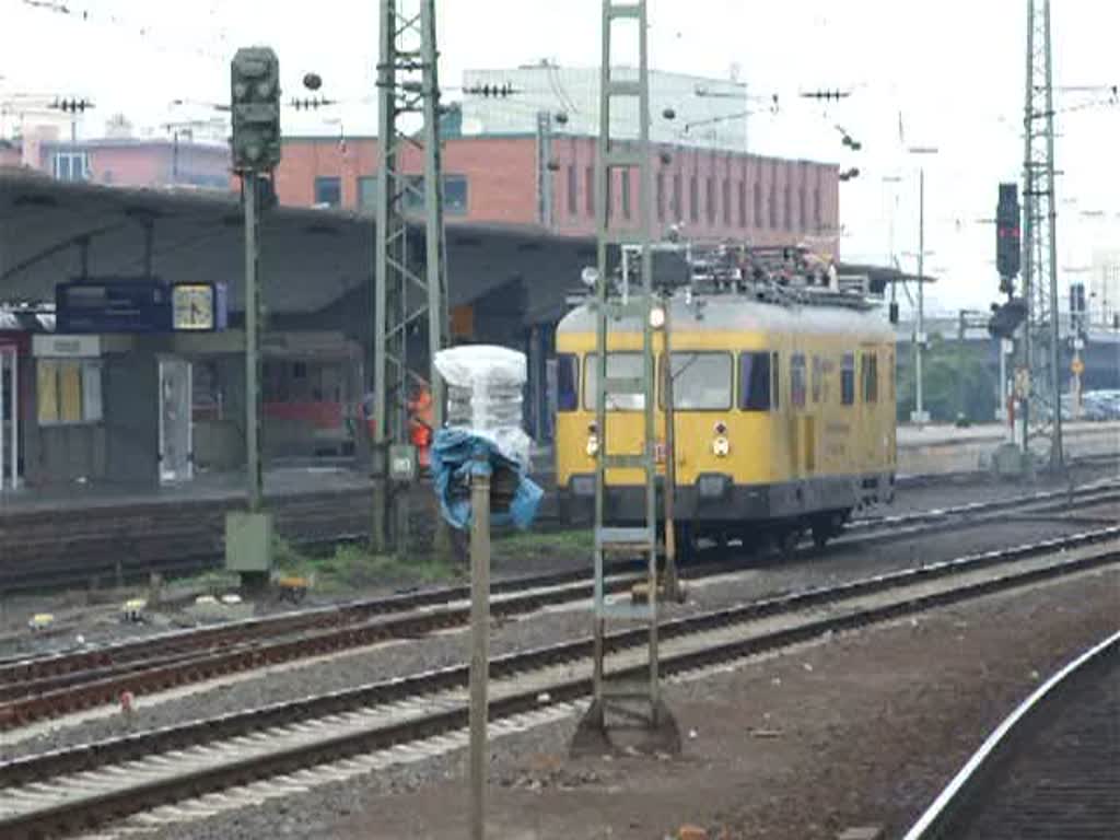 Oberleitungsmessfahrzeug 702 148-8 hat nach langen warten am Signal endlich Grn und verlsst den Hauptbahnhof Koblenz.29.9.08
