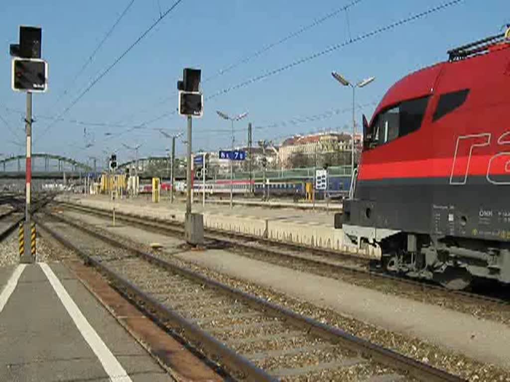 BB Railjet 1116 219-5 (ohne Spirit) mit seinem OIC bei der Abfahrt aus Wien West. Am Schluss des Zuges luft ein DB Wagen in alter Interregio Lackierung mit. 05.04.2009. Anm.: ich habe zum Aufnehmen ein Schild als Stativ missbraucht durch welches ich sogar die tiefen Tne der Anfahrts-Tonlieter als Vibration spren konnte.