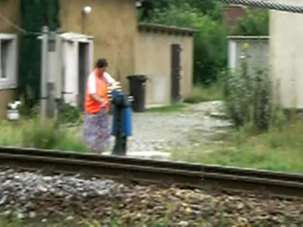 ffnen der Bahnschranken an der Stiftstrae in Kamenz an der KBS 227 Dresden - Dresden-Klotzsche - Kamenz am 12.08.2008 