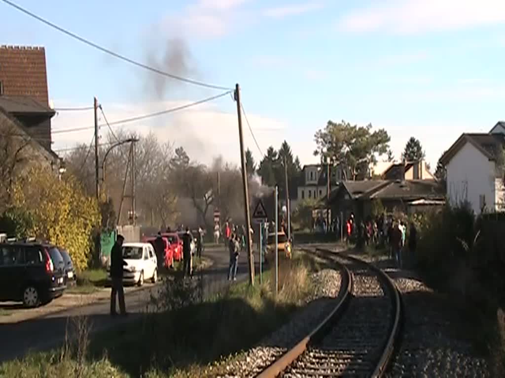 ÖSEK 30.33 fährt am 10.November 2013 als Nebenfahrt Liesing-Waldmühle mit dem SR 19095 aus dem Bf. Perchtoldsdorf.