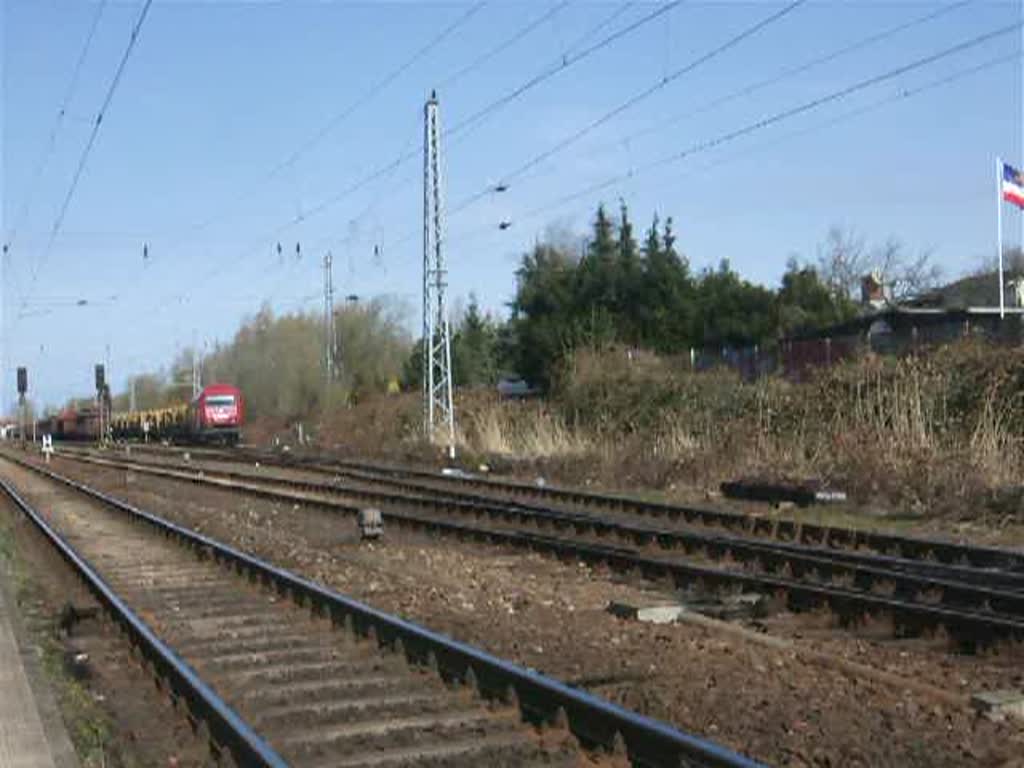 OHE-ER20(270082)fhrt mit dem Holzzug von Rostock-Bramow Richtung Stendal-Niedergrne bei der Ausfahrt im Bahnhof Rostock-Bramow