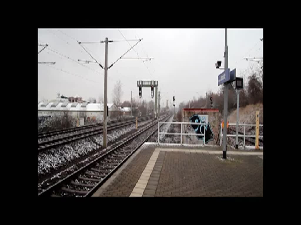 Ohne Stromversorgung rollt 371 201 mit dem EC Richtung Prag. Aufgrund einer kurz vorher passierten Baustelle wird hier bei der Durchfahrt in Dresden-Dobritz der Stromabnehmer wieder angelegt. 21.01.2014