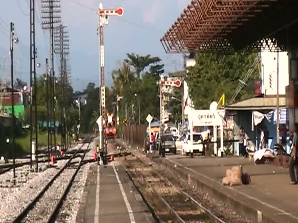 ORD 408 mit dem THN 1114 als erstes Fahrzeug am 26.Okt. 2011 im Bf. Uttaradit.