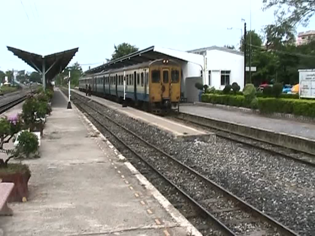 ORD 431 von Kaeng Khoi Junction nach Khon Kaen fhrt am 15. Juni 2011 aus dem Bahnhof Thanon Chira Junction aus. Zwei Triebwagen der Reihe RHN mit dem Steuerwagen 40 an der Spitze.