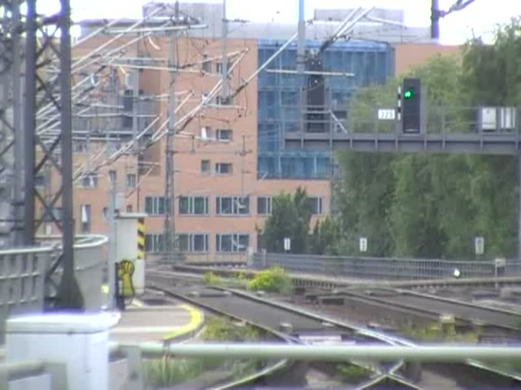 Ordentlich was los auf der Stadtbahn: Einfahrender ICE 1, ausfahrende BR 101 mit einem Intercity und dann noch eine S-Bahn der BR 481. 11.7.2009, Berlin Hauptbahnhof