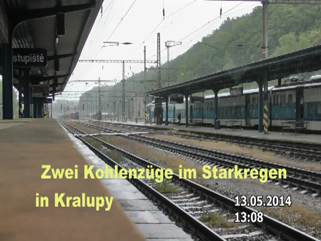 Paralleldurchfart zweier Kohlenzüge in Kralupy nad Vltavou