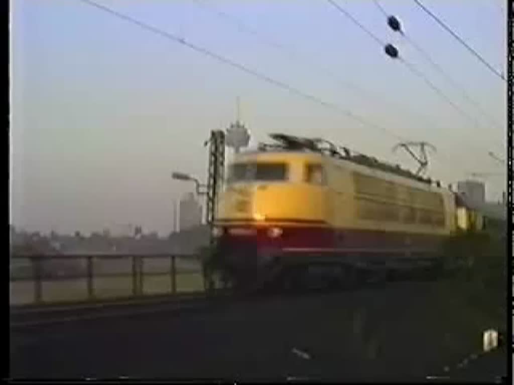Paralleleinfahrt des IC nach Hamburg und dem Dampfsonderzug der DGEG nach Hannover am 2. September 1989 in Köln Hbf.
