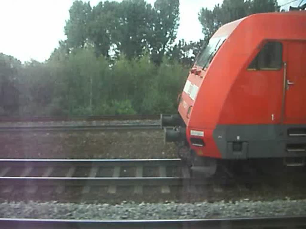 Parallelfahrt mit einem Karlsruher Stadtbahnwagen (GT8-100C) und einer BR 101 mit IC-Wagen kurz vor dem Karlsruher Hbf. 09.08.2010