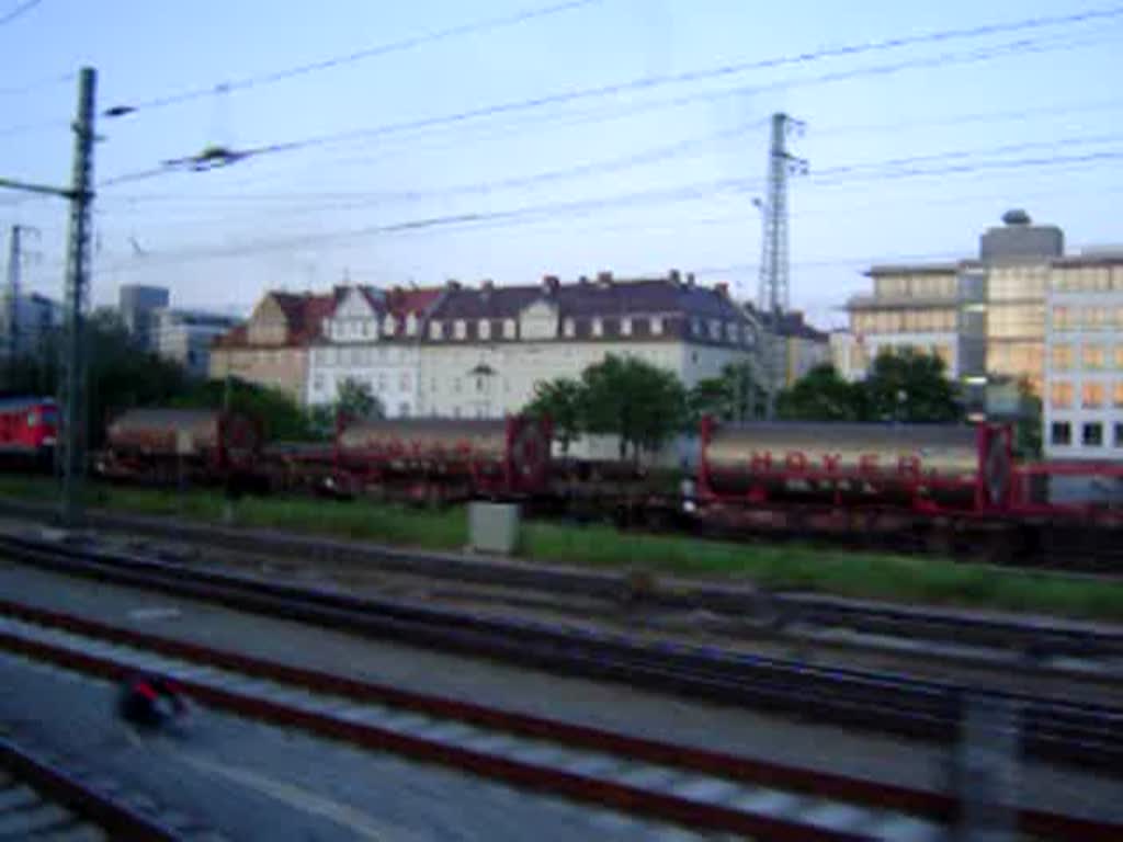 Parallelfahrt mit der S1 vom Ostbahnhof bis Leuchtenbergring in Mnchen. Die Aufnahme konnte ich whrend der Fahrt machen...hoffe es ist etwas gelungen...

