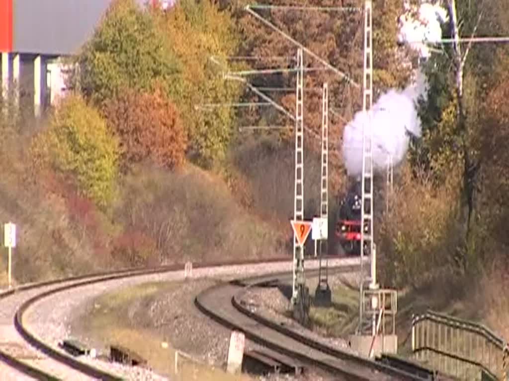 Parallelfahrt in Rottweil-Saline, whrend die 3. Rottweiler Dampftage. Im Vrdergrund fhrt die BR 64 419 auf der Alemannenbahn nach Schwenningen am Neckar, und im Hintergrund dampft die BR 01 1066 auf der Gubahn nach Spaichingen (31/10/10).