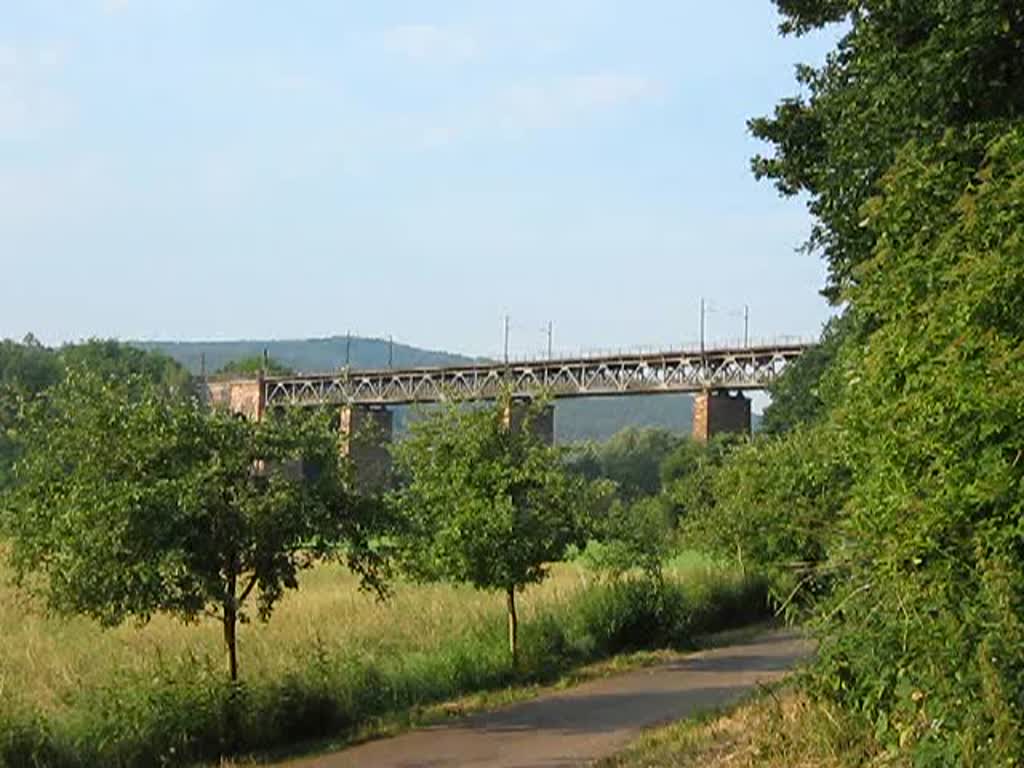 Pause bei der Radtour. 185 XXX berquert die Brcke bei Oberrieden in Fahrtrichtung Sden. Aufgenommen am 03.07.2010.