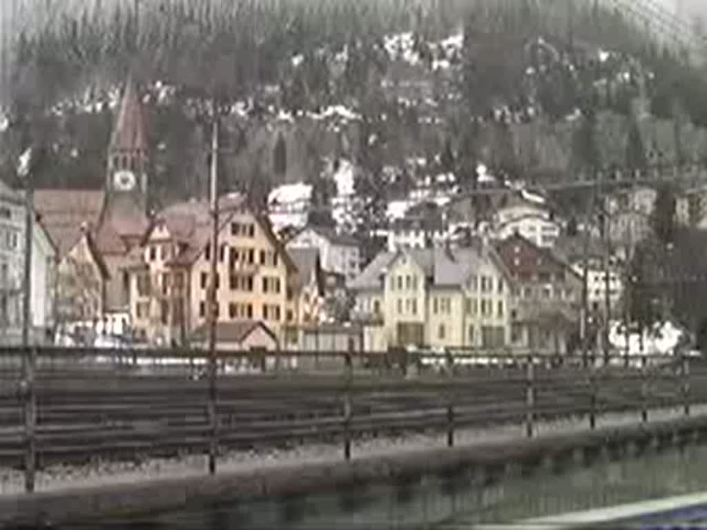 Pendelzug mit Re 4/4 I erreicht ber die Gotthard-Nordrampe im Mrz 1992 Gschenen.