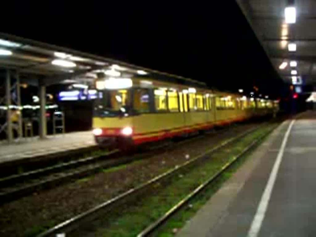 Pforzheim Hbf. 17.02.2007.
Auf Gleis 4 fhrt die S5 aus Mhlacker ein, auf Gleis 3 fhrt die S5 nach Bietigheim-Bissingen aus und am anderen ende von Gleis 3 steht die S6 nach Wildbad ab abfahrtbereit.